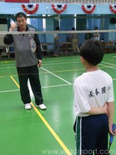 趙劍華親切指導小朋友羽球技巧